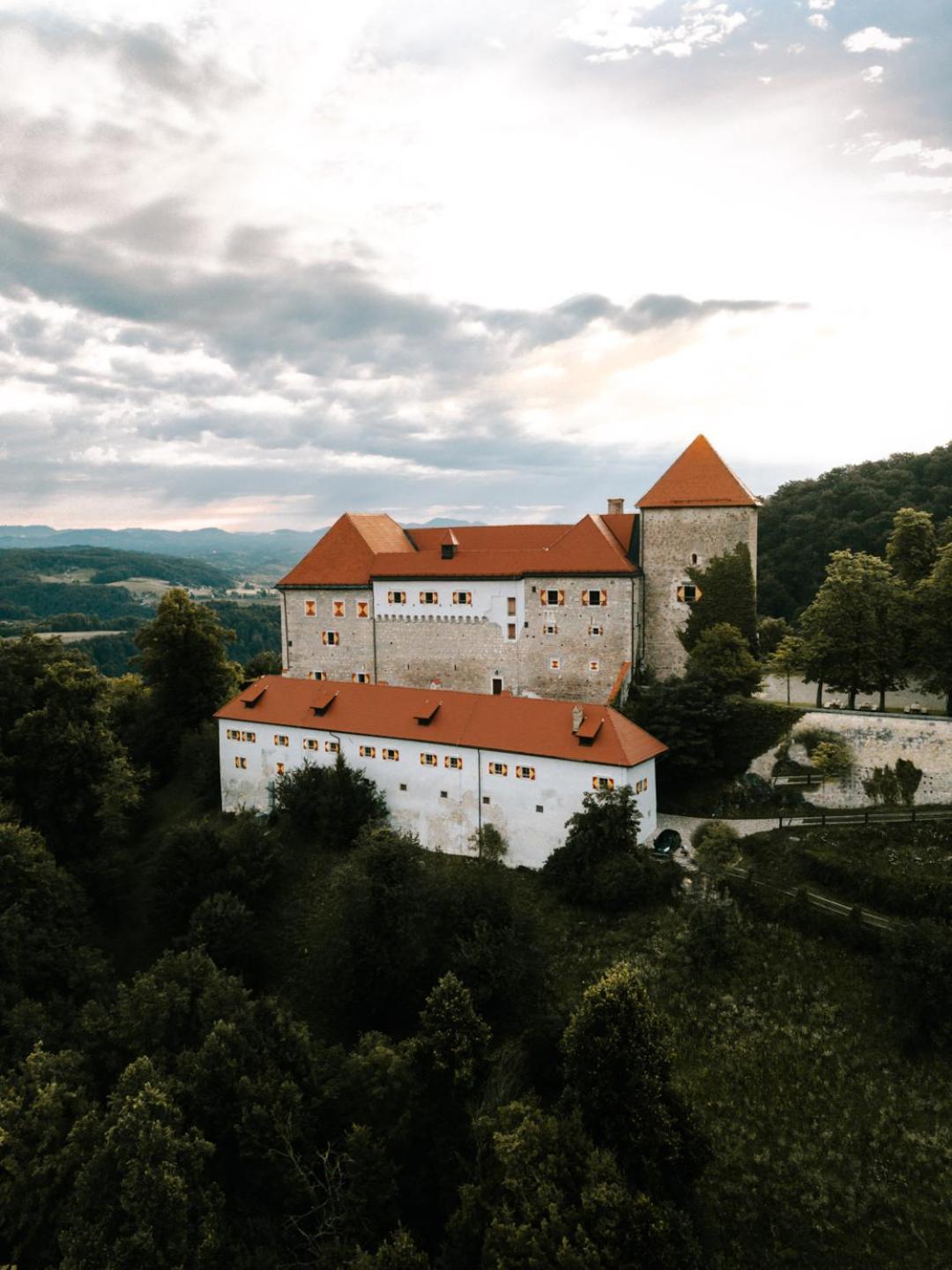 Rooms & Apartments Podsreda Castle Luaran gambar